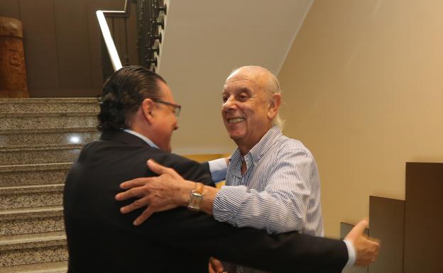José Luis Tamargo y Julio Scheilch se saludan en el Ayuntamiento de Avilés
