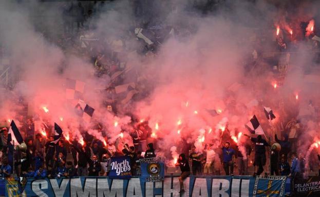 El recibimiento de la afición a los jugadores azules.