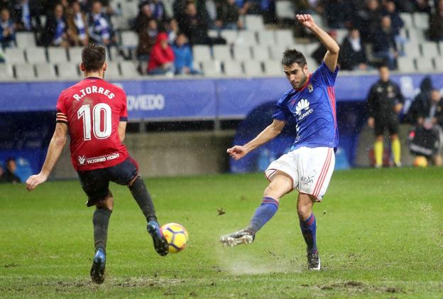 El azul Diegui Johannesson remata ante Roberto Torres. / ÁLEX PIÑA