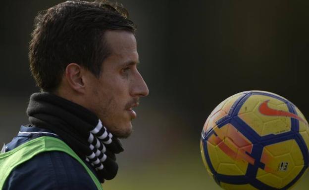 Christian Fernández, en el entrenamiento del Real Oviedo. /ELOY ALONSO