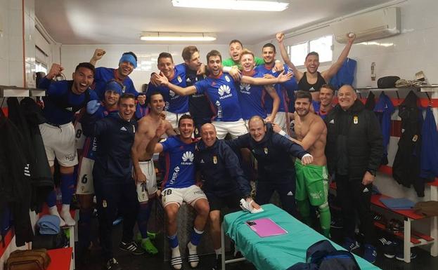 La plantilla azul, celebrando la victoria en el vestuario