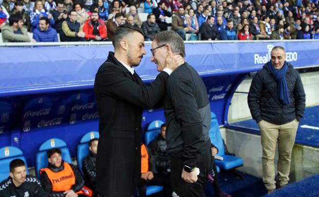 Rubén de la Barrera saluda a Juan Antonio Anquela antes del comienzo del choque. /ÁLEX PIÑA