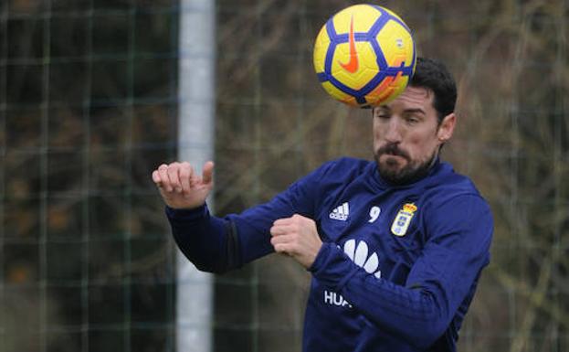 El jugador del Real Oviedo Toché, durante un entrenamiento El jugador del Real Oviedo Toché, durante un entrenamiento