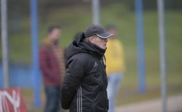 Anquela, durante el entrenamiento del Real Oviedo. /HUGO ÁLVAREZ.