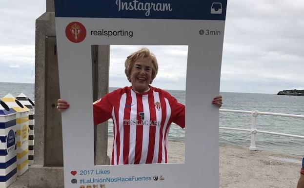 Una aficionada luce la nueva camiseta en la Escalerona.