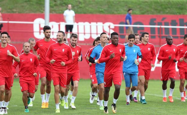 La plantilla del Sporting, durante el entrenamiento de este sábado.