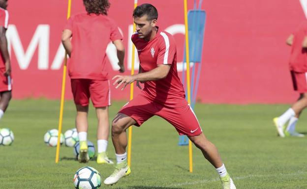 Víctor Rodríguez durante el entrenamiento de esta mañana.