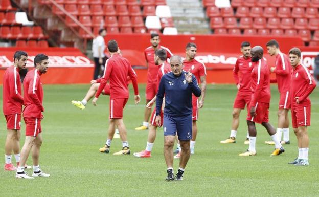 Paco Herreara en un entrenamiento del Sporting.