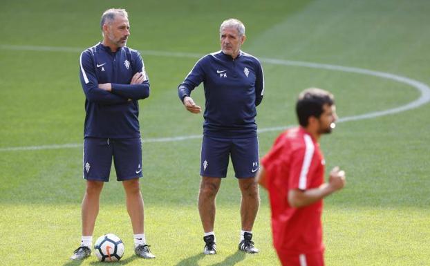 Paco Herrera conversa con Ángel Rodríguez durante el entrenamiento de esta mañana.