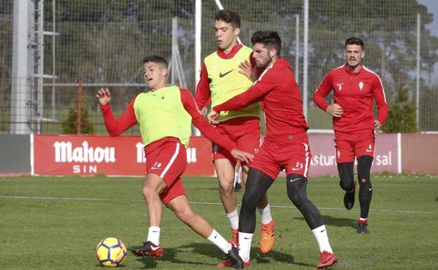 Calavera, en el entrenamiento del Sporting de hoy. /Arnaldo García.