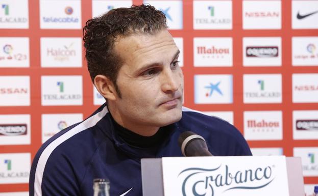El entrenador del Sporting, Rubén Baraja, durante la rueda de prensa. El entrenador del Sporting, Rubén Baraja, durante la rueda de prensa.