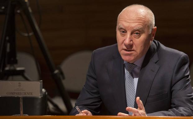 Faustino Blanco, dujrante su comparecencia en la comisión de listas de espera.