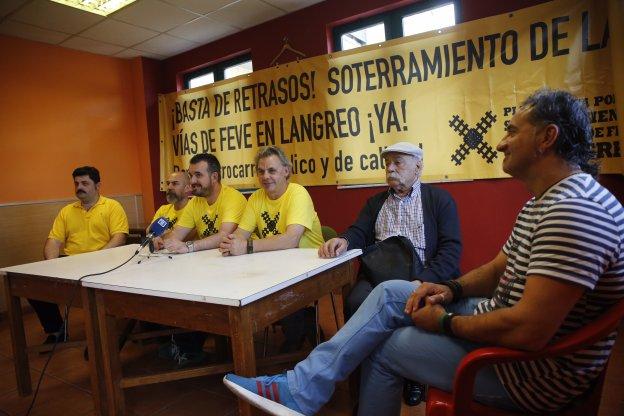 Los miembros de la plataforma por el soterramiento, ayer, en Langreo.