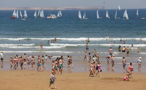 Bañistas disfrutando de la playa de San Lorenzo en Gijón.
