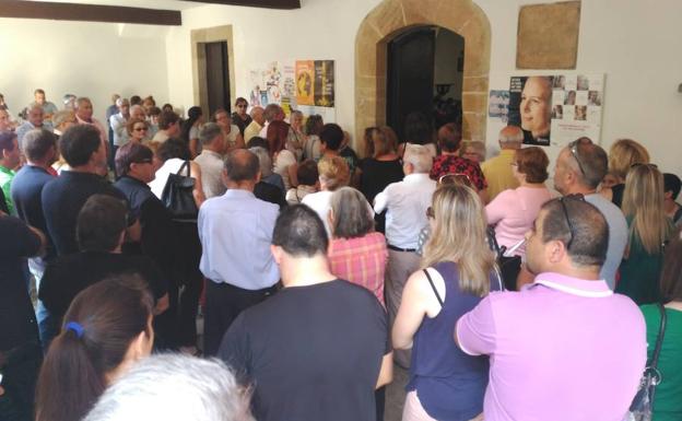 Los vecinos, a las puertas de la iglesia.