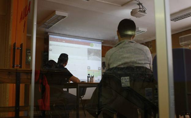 Alumnos en una escuela teórica de la Autoescuel.