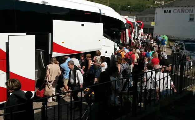 Pasajeros afectados por la avería, en los autobuses.