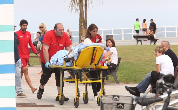 Personal sanitario atendiendo al hombre.