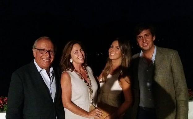 Los anfitriones. Luis Fernández-Vega, padre e hijo, con sus mujeres, Victoria y Cristina.