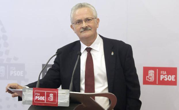 Antinio Trevín, en el momento en el que anunció su renuncia al escaño de diputado del PSOE.