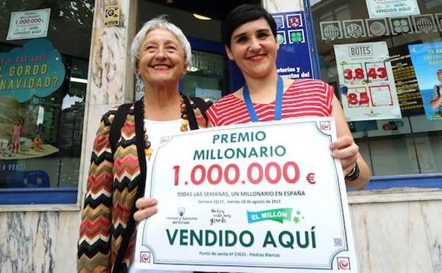 Las responsables de la administración, a las puertas del establecimiento.