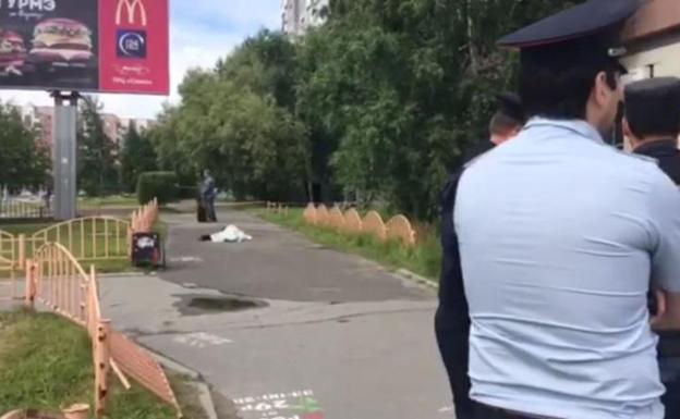 Captura del fotograma de un vídeo donde se ve el cadáver del atacante.