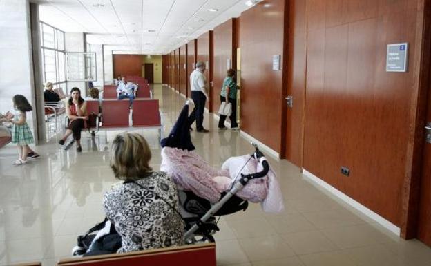 Varios pacientes esperan a ser atendidos en un centro de salud gijonés. 