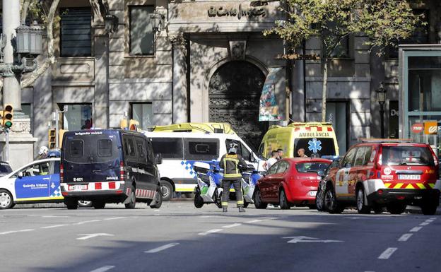 Equipos sanitarios acuden a socorrer a los heridos en los atentados de Barcelona.