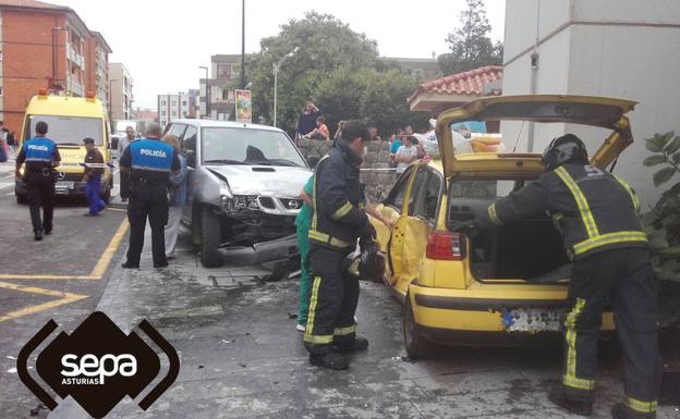 Personal de emergencias en el lugar del accidente.