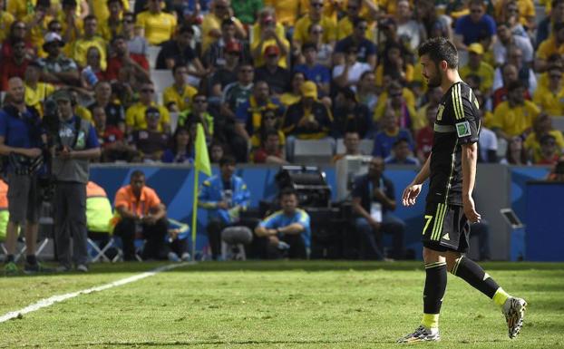 Villa abandona el terreno de juego, tras ser sustituido, en su último partido con ‘La Roja’, ante Australia, en el Mundial de Brasil.