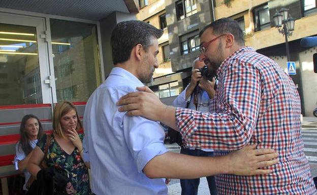 Los dos candidatos, Adrián Barbón y José María Pérez, conversan a las puertas de la Federación Socialista Asturiana, en Oviedo, el pasado mes de julio.