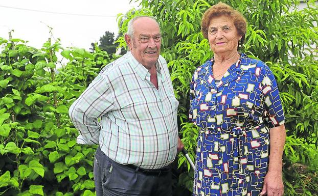 Emilio Meana y María Cristina Suárez posan delante de su huerta