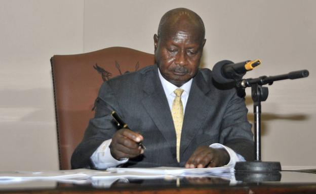 Yoweri Museveni firma una ley que castiga los actos homosexuales./Archivo