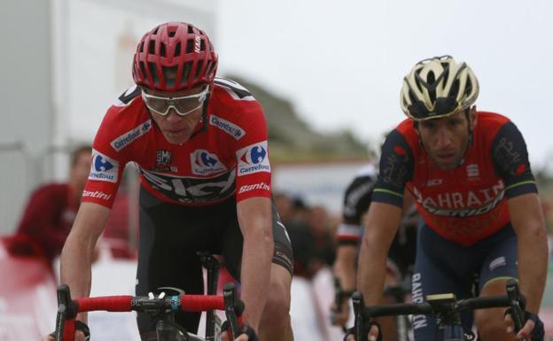 Chris Froome (i), delante de Vincenzo Nibali durante la etapa.