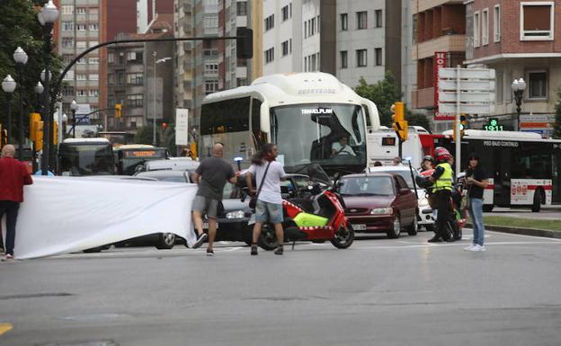Atasco provocado por una de las últimas protestas en el centro de Gijón.
