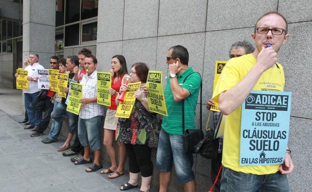 Protesta de un grupo de afectados por las cláusulas suelo.