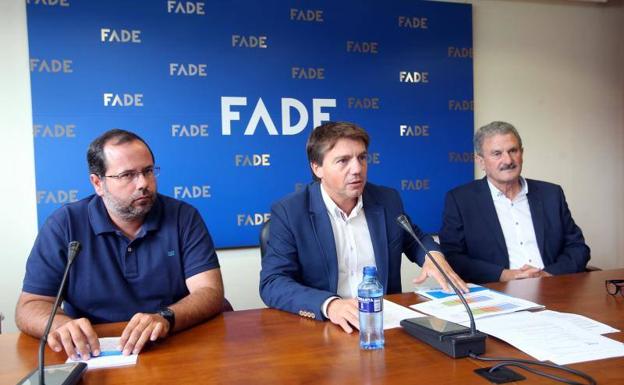 Álvarez Almeida (centro), durante la rueda de prensa.