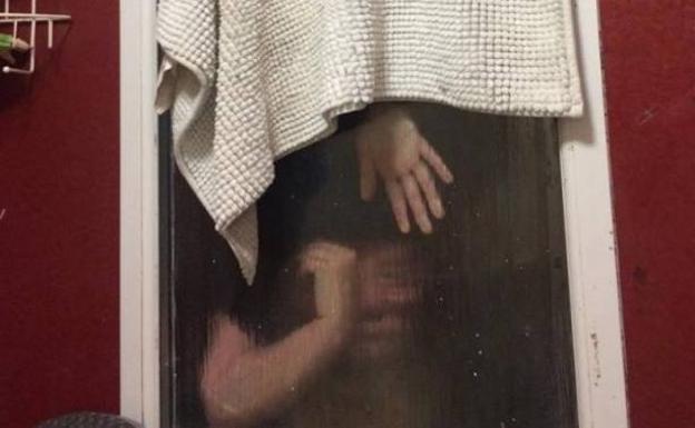 La joven, atrapada entre los cristales, en una foto publicada por los Bomberos en Twitter.