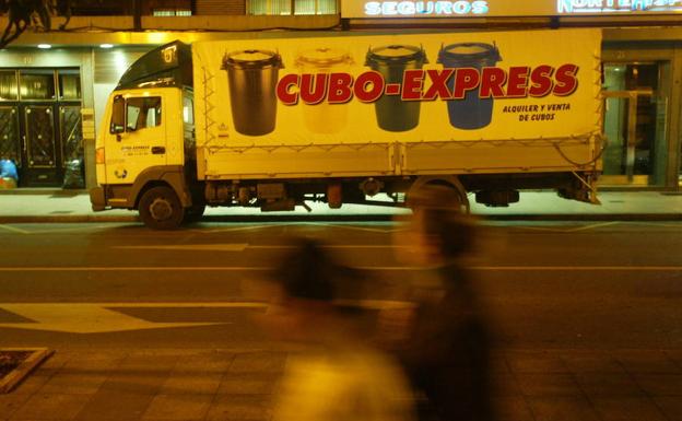 Un camión de Cubo Express en Oviedo.