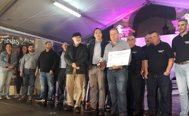 Samuel Trabanco recibe el galardón de manos del alcalde, Alejandro Vega, y del director del Desarrollo Rural, Jesús Casas.