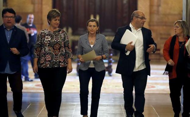 Carme Forcadell, en el centro./Efe
