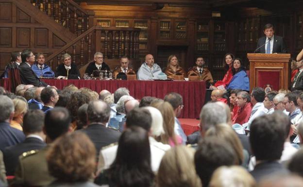 Javier Fernández, durante la lectura de su discurso en el acto.