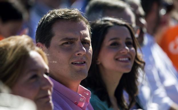 El presidente de Ciudadanos Albert Rivera, junto a Inés Arrimadas en un acto en Barcelona. /Efe
