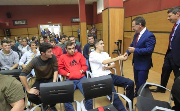 Genaro Alonso saluda a un estudiante en Tineo.