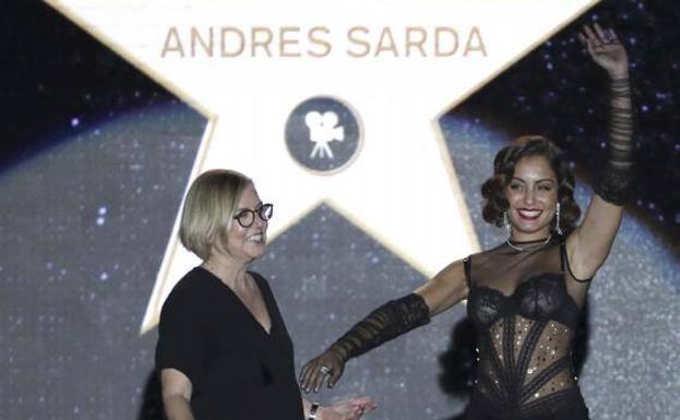 La actriz Hiba Abouk junto a la responsable del departamento creativo Andres Sarda, Nuria Sardá./EFE