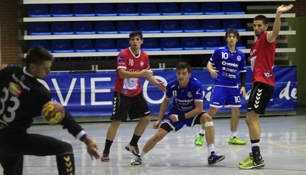 Mon lanza entre Richi y Ortega durante el derbi.