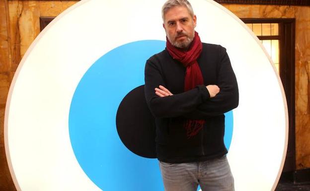 Nacho Carballo, con el logo del FICX, en la última edición.