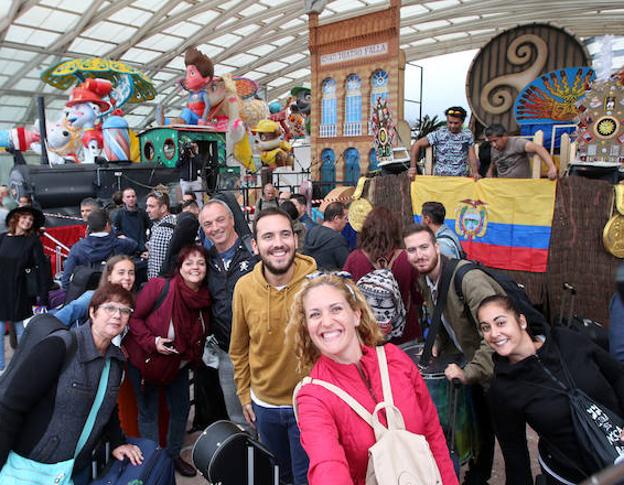 Un grupo de chirigoteros recién llegados./ PIÑA