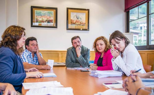 Gonzalo Sánchez (centro) y Luisa Crespo, a su derecha./E. C.