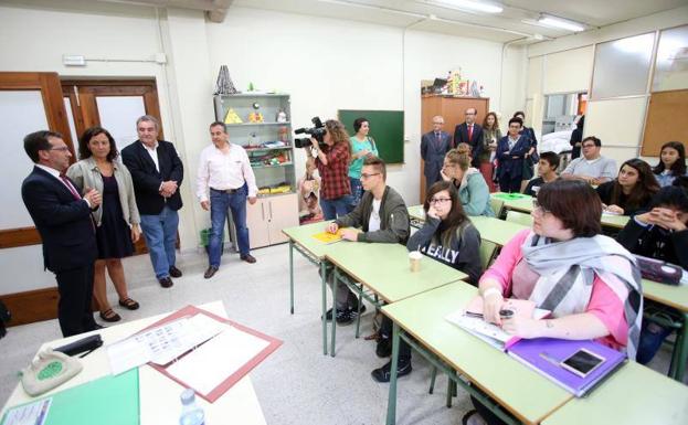 El consejero de Educación, Genaro Alonso, en una de las aulas del Centro Integrado de FP en Cerdeño./Álex Piña